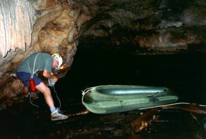 La grotte d'Andranolovy, prélèvement de faune cavernicole dans le grand lac